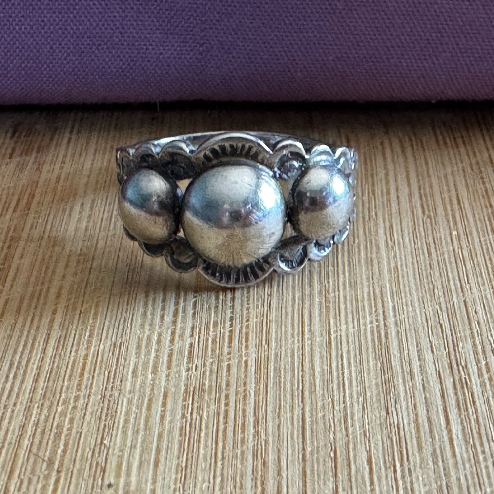 Elegant Vintage Native American- Navajo Style Ring w Cross Detail Size 7
